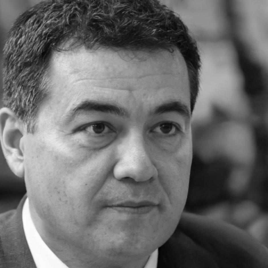 Retrato profesional de Sebastián Herrera, Director de Estrategia Financiera